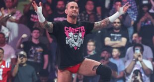 video:-cm-punk-chants-break-out-at-wwe-superstar-spectacle